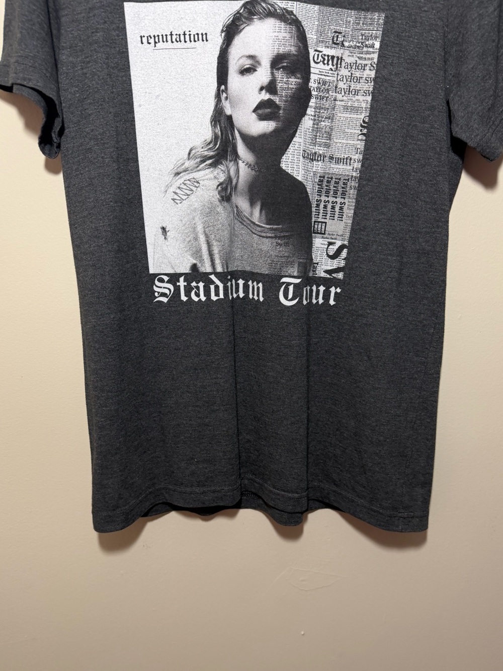 Taylor Swift Reputation Tour Concert Tee 2018 Unisex - Picture 3 of 6